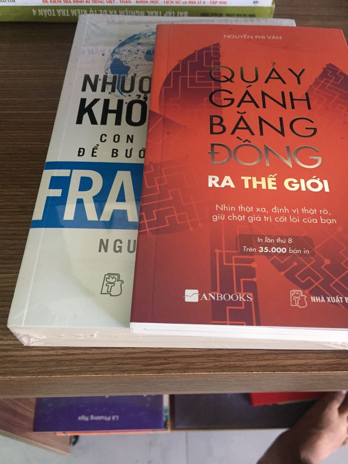 Sách được bọc bookcare, nguyên vẹn không rách,,,, và thơm mùi giấy mới