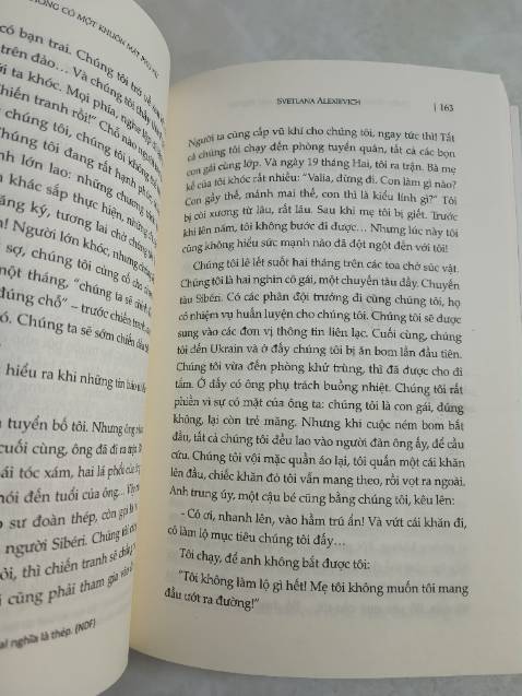 Nội dung sách thì mình chưa đọc, mở sách ra thì có thêm 1 tờ bìa phụ màu đỏ rất đẹp, chất lượng giấy tốt, nhưng không hiểu sao cuốn sách của mình có một chỗ giống như bị lem mực. Góc sách bị nhăn một chút do quá trình vận chuyển, mình mua sách của Tiki mấy lần rồi, hầu như lần nào Tiki vận chuyển sách của mình cũng bị nhăn hết. Đành chấp nhận vậy.