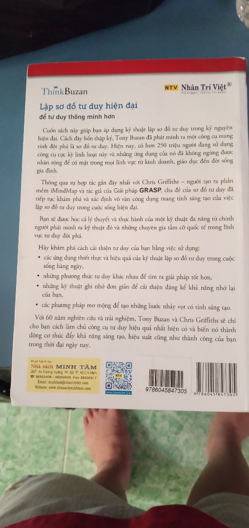 Sách được gói trong thùng nhưng không có muốt. Tuy nhiên bìa sách không trầy xước nhiều và bìa sách không gãy.
Sách không có màng co nhưng sách vẫn sạch, không lấm lem.
Giao hàng uy tín và có tâm. Đơn hàng có thiếu sản phẩm nhưng đã giải quyết nhanh và giao đầy đủ cho mình.
Rất hài lòng với Tiki nhưng lần này chỉ chấm 4 sao vì sách không được bọc màng co. Chỉ vậy thôi!