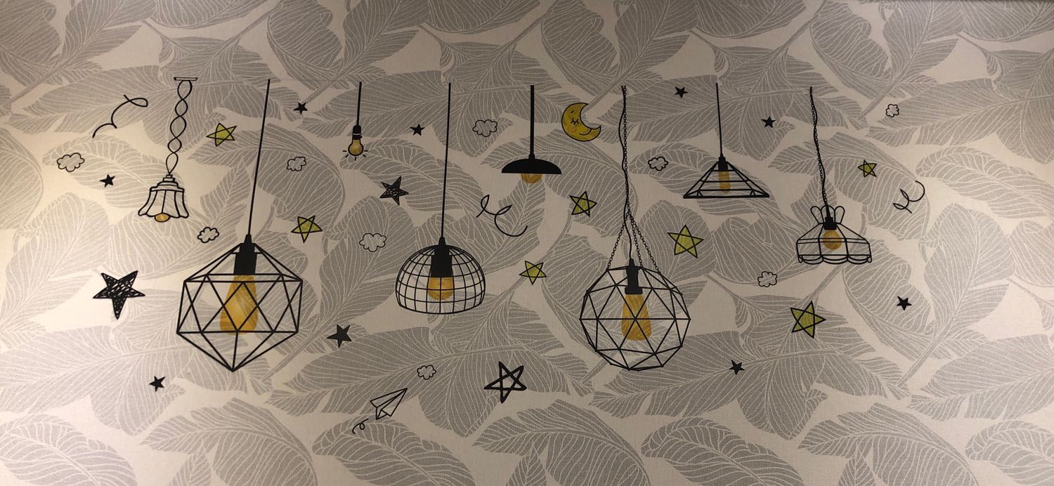 Mình dán lên giấy dán tường, tưởng không ăn nhưng vẫn bám tốt, có một vài chỗ bị hở keo có thể do tay mình cầm lâu dán tới dán lui nên mất độ dính. Thiết kế đẹp, quá rẻ (~45k), dễ thay nếu chán.