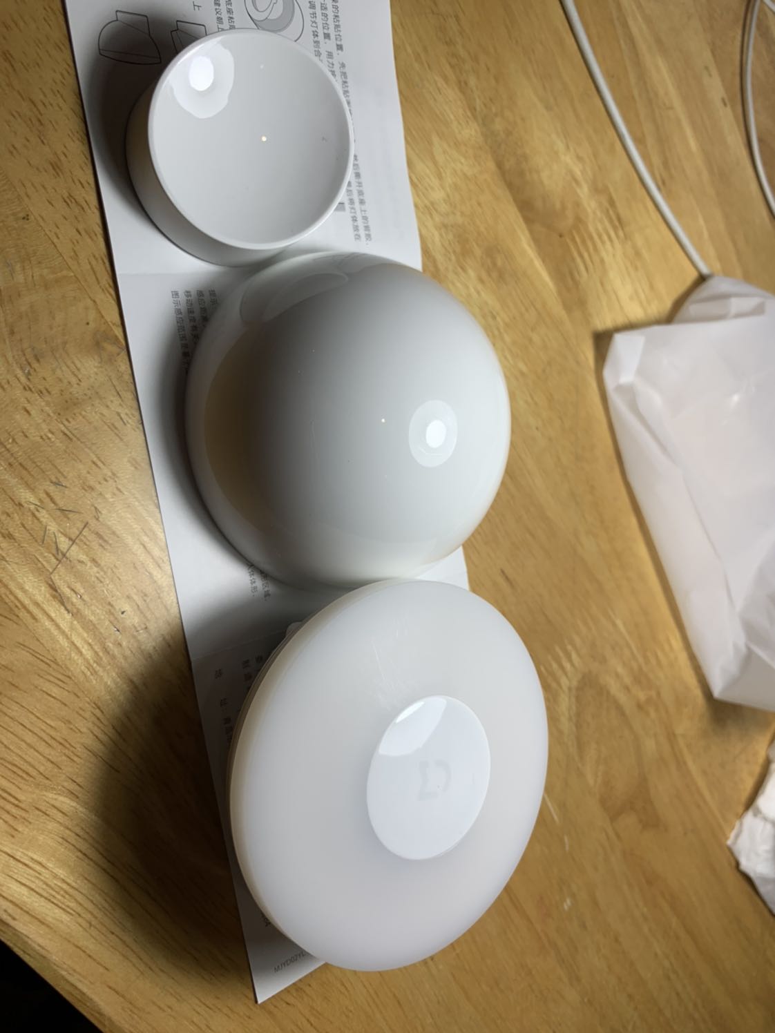 Cảm biến quá kém, xoa tay trước đèn vài cm cả chục giây cũng ko thấy sáng. 
Sản phẩm đã qua sử dụng, rất nhiều vết xước răm, có cả dấu vân tay dính từ lâu, lau ko sạch. 
Đề nghị đổi sản phẩm mới hoặc trả lại.