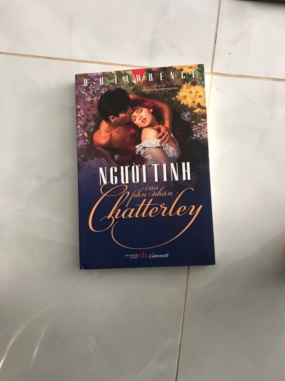 ban đầu mua sách thì phát hiện cuốn sách in thiếu tới 17 trang, hơi bị sốc luôn, như shop đã chủ động tiến hành đổi trả cho tôi rất nhanh chóng, cám ơn shop rất nhiều . Sản phẩm bìa đẹp, dịch tốt, sát nghĩa hơn bản dịch cũ.