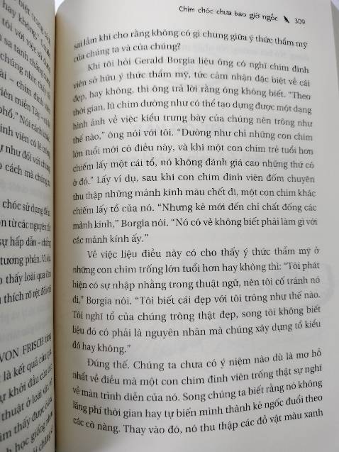 Cuối cùng! Một quyển sách tử tế để hiểu về loài chim! Tuy nhiên, sách không có hình minh hoạ cho mỗi loài chim tác giả nhắc đến nếu không thì quyển sách này sẽ dày và đắt lắm. Các bạn có thể lên google tra hình ảnh của chúng để tăng trải nghiệm đọc về loài vật thú vị, thông minh và sở hữu nhiều biệt tài này!