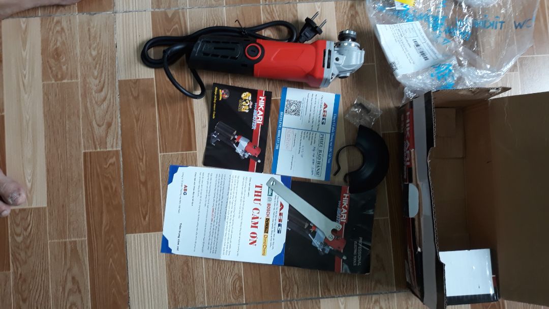 Đóng gói hộp thiếu tay nắm phía trên đầu của máy. Yêu cầu gửi cho tôi đủ phụ kiện kèm theo máy.