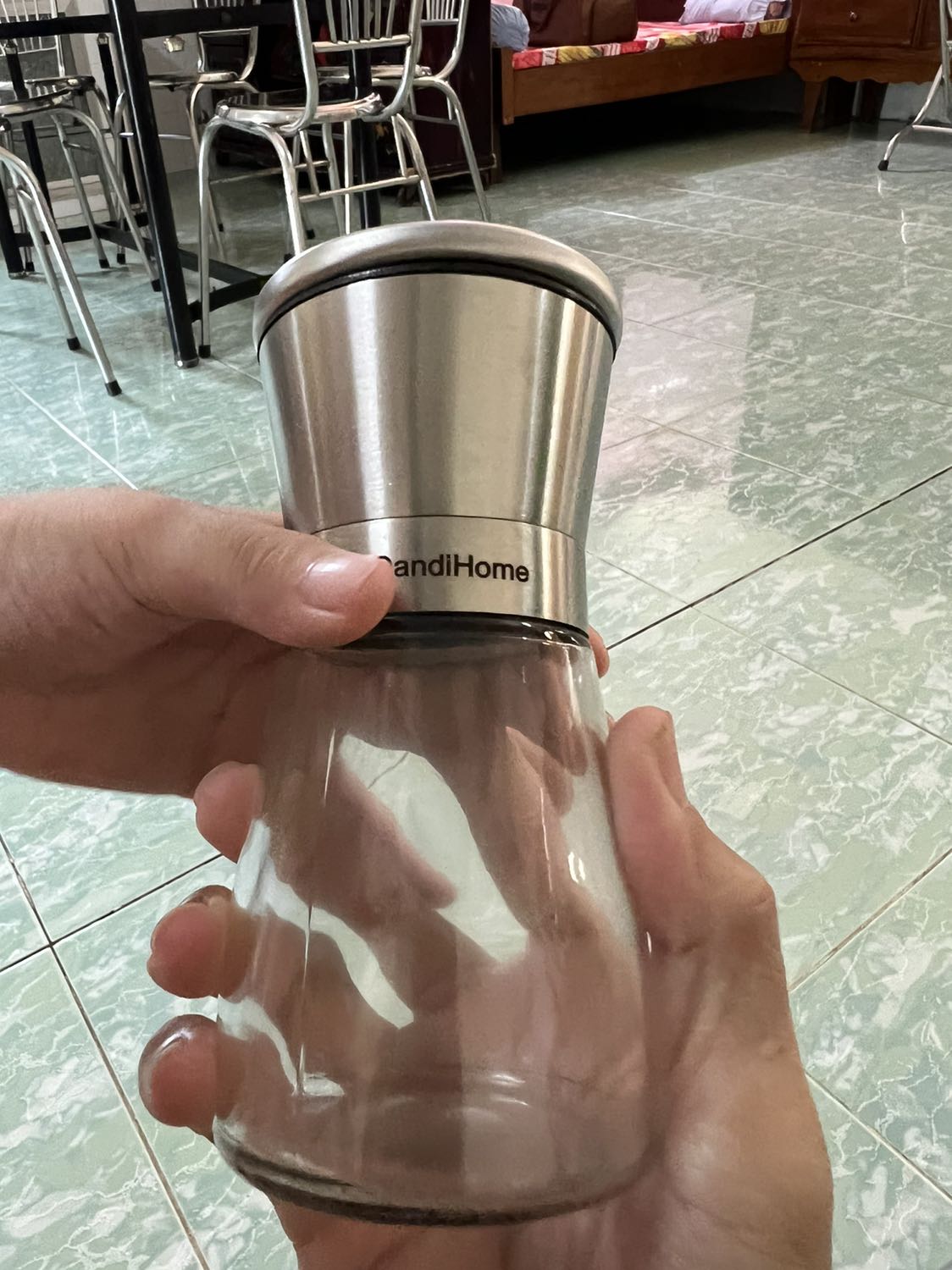 Đã nhận được hàng, lọ đựng bằng thuỷ tinh, lưỡi dao và nắp bằng inox sáng bóng. Còn độ bền để thời gian sẽ trả lời sau.