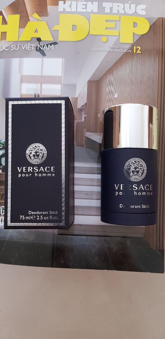 Hàng giao sớm.Hộp được bọc trong một lớp nhựa trong, có dán tem chống hàng giả.Hàng có hình thức rất tinh tế, trau chuốt, hơi cầu kỳ kiểu Versace. Có lớp nhựa garantie bao lấy phần sáp của lọ deodorant. Sơ bộ nhận xét: mùi hương mát lạnh xen lẫn một tia cay nồng. Chính mùi cay khó mô phỏng này làm nên nét sang trọng cho mùi hương. Trên đây là cảm nhận của riêng cá nhân mình .