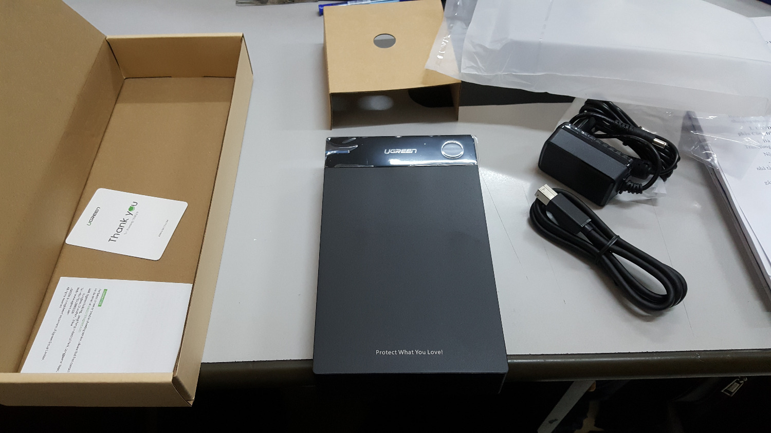 Hàng của Ugreen mình mua trước đến giờ trên Tiki chất lượng đều rất ổn. Lúc đầu đặt hàng ở nơi khác thì bị báo hủy nên hơi lo lắng (với shop khác). Tuy nhiên lần sau đặt hàng ở shop này thì được. Tiếc rằng hàng không còn seal, chắc shop bóc ra để dán tem bảo hành. Mình kết nối với ổ cứng Green WD 3,5 rất ổn, nhận nhanh không cần set up gì thêm. Vỏ hộp chắc chắn, tuy nhiên khi lắp ổ cứng vào mình nghĩ vẫn nên chèn thêm 1 chút bằng giấy hoặc mút vì không có vít bắt ổ cứng vào hộp. Nói chung là ổn Hàng của Ugreen mình mua trước đến giờ trên Tiki chất lượng đều rất ổn. Lúc đầu đặt hàng ở nơi khác thì bị báo hủy nên hơi lo lắng (với shop khác). Tuy nhiên lần sau đặt hàng ở shop này thì được. Tiếc rằng hàng không còn seal, chắc shop bóc ra để dán tem bảo hành. Mình kết nối với ổ cứng Green WD 3,5 rất ổn, nhận nhanh không cần set up gì thêm. Vỏ hộp chắc chắn, tuy nhiên khi lắp ổ cứng vào mình nghĩ vẫn nên chèn thêm 1 chút bằng giấy hoặc mút vì không có vít bắt ổ cứng vào hộp. Nói chung là ổn