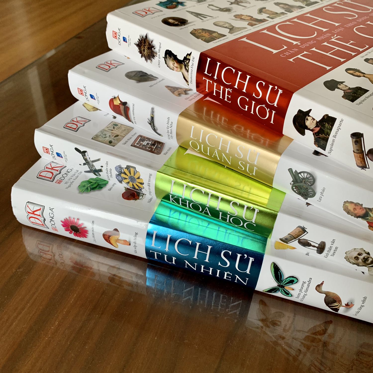 Hộp đóng hàng thì bị rách như bị quăng quật làm sách bên trong cũng móp theo. Mình đặt mua ở Fahasa vì hy vọng nhà sách sẽ không làm móp méo sách nhưng lần này thật thất vọng, giá trị quyển sách không hề rẻ. Nội dung sách thì xuất sắc rồi.