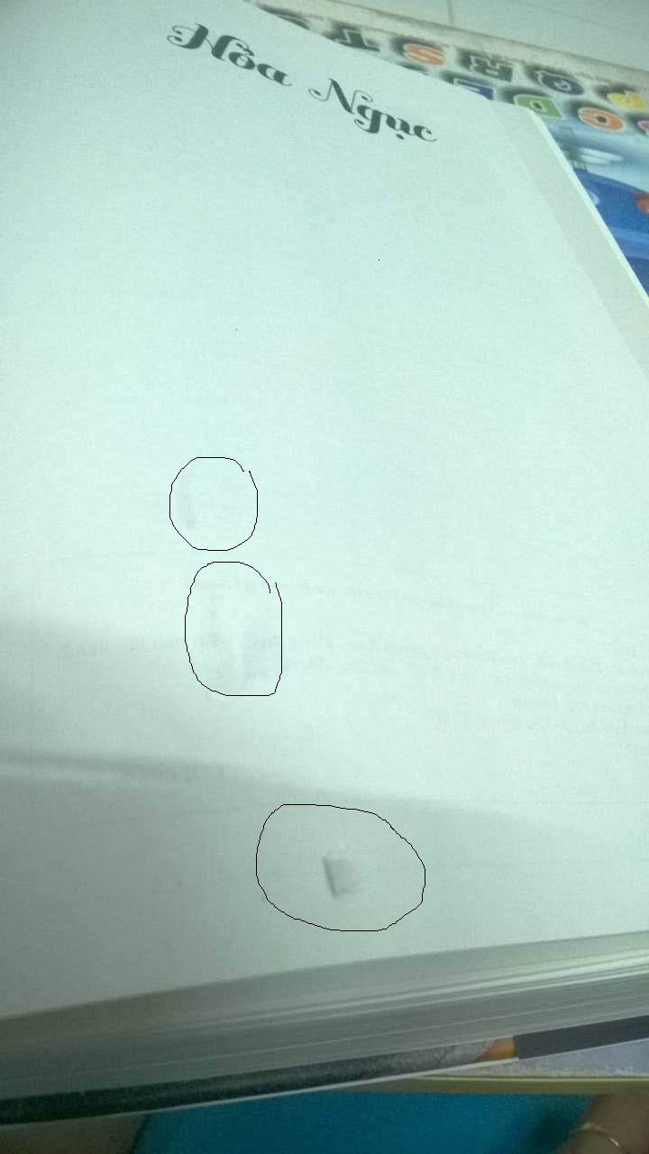 Đơn hàng này tiki giao hàng trễ của tôi 1 ngày. Vấn đề này "không lớn lắm" nhưng tôi phải ở nhà chờ để được trả tiền lấy sách. Mình làm dịch vụ nó phải khác. Nhân viên khi được tôi nhắc là giao hàng trễ chỉ nói đơn giản "Vậy hả 3/9 là hôm qua à". Rõ ràng có vẻ không được đào tạo về ứng xử đối với khách hàng. 
Sách tiki giao "Hỏa ngục" trang đầu tiên có vẻ bị dính vào bìa bằng keo thừa và được nhân viên rọc ra không cẩn thận. Tôi có thể nói điều này vì:
- Còn vệt keo rõ ràng trên bìa đầu tiên, nổi thành từng mảng lớn.
- Trang đầu tiên bị tróc giấy tương ứng với vị trí áp vào bìa.
Những người mua sách đều quý trọng nó, hãy chứng tỏ chúng tôi chọn đúng dịch vụ.