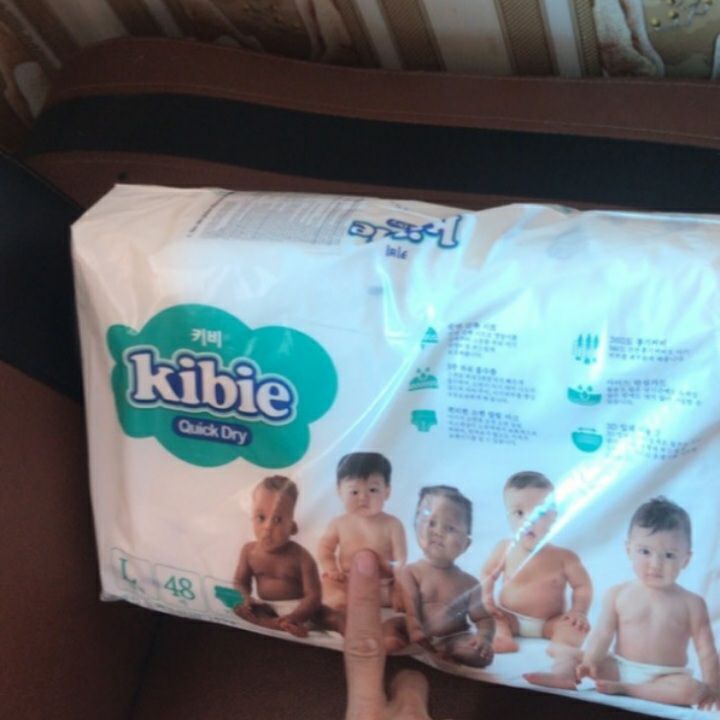 tã dùng ok so với giá tiền mà bề ngang m cảm thấy hơi nhỏ, bé m mặc hay bị lệch bỉm. shop đóng gói cẩn thận.