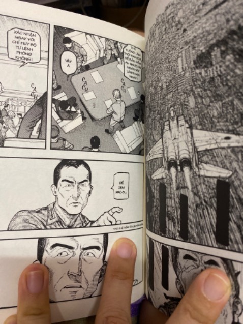 Không hiểu sao tác giả viết kết truyện dở tệ đến như thế. Đọc tu tập 15 cảm thấy tác giả đang bí ý tưởng, không thể sáng tác tiếp cũng không biết nên kết thúc như thế nào cho hay. Kết quả là tác giả viết cái kết lãng xẹt! Gấp lại tập 17 tôi tự hỏi mình đang đọc cái gì vậy?!. Nói chung truyện này chỉ nên mua box 1, box 2 đừng phí thời gian đọc box 3.
Nhân tiện tôi có lời nhắn gửi biên tập và người trình bày sách: các bạn nghĩ sao mỗi lần ghi chú thích (ảnh 3,4) các bạn đã sử dụng cỡ chữ nhỏ rất nhỏ đến nỗi người có thị giác 10/10 như tôi phải căng mắt ra đọc, đã vậy còn phải bét trang sách tối đa để đoc cho trọn vẹn dòng chú thích đó? Trời ơi, tôi không hiểu sao các bạn lại nhét cái dòng chú thích vào “góc chết” của trang sách giống như kiểu sợ độc giả đọc vậy? Ở ảnh 3 các bạn nên canh lề trái dòng chú thích, và canh lề phải ở ảnh 4 mới hợp lý. Mong các bạn chú ý chứ làm thế này thật sự rất khó cho người đọc (không chỉ riêng box 3, mà phần chú thích ở box 1 và 2 đều bị như vậy.