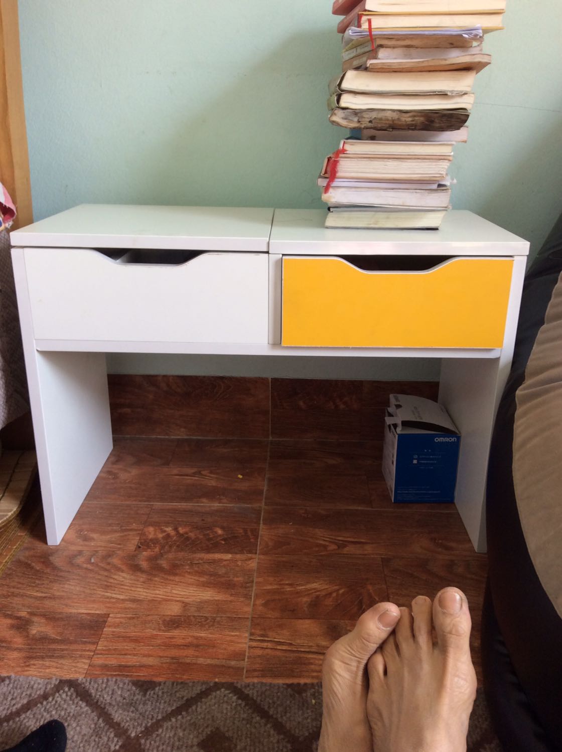 Nhận hàng nhanh , sớm hơn dự kiến , sp đầy đủ các phụ kiện , tuy nhiên bàn trang điểm hơi bé so với hình dung , nhìn ảnh với thực tế đúng là nhiều khi khác xa ...Với cấu trúc như vậy , giá thành hơi cao ...Nhìn ảnh qc thì to , nhìn bên ngoài bé xíu ...hic.....