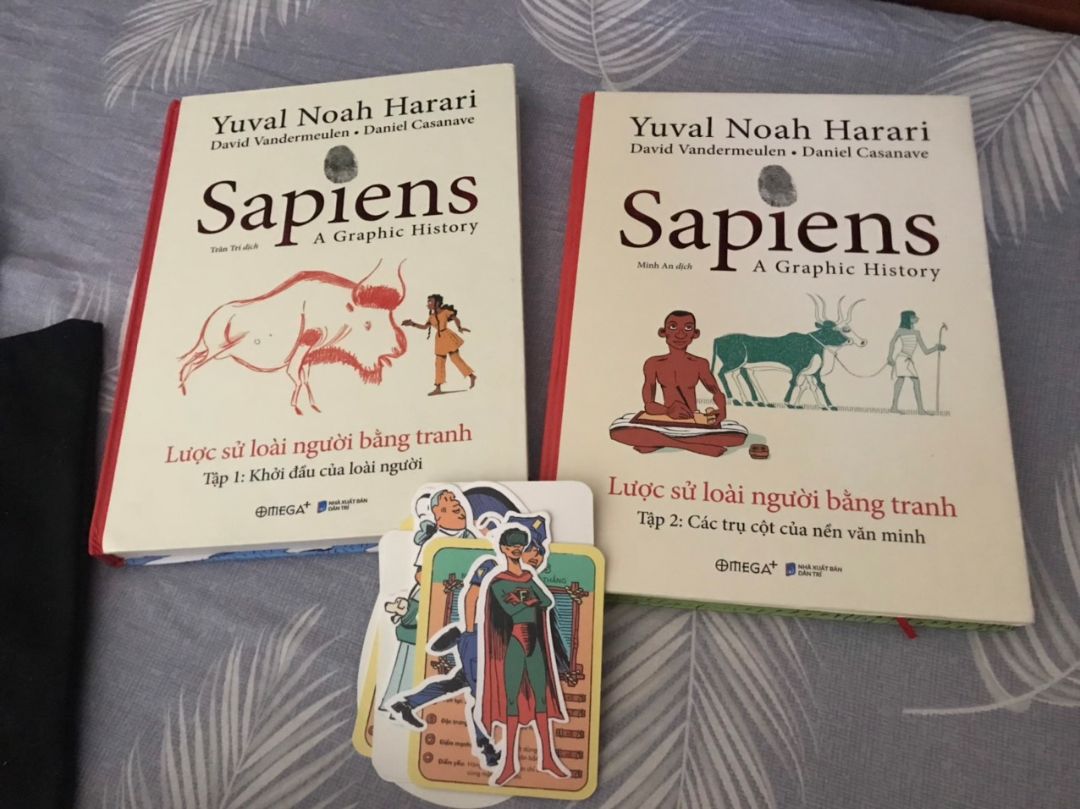 - sách rất hay, những thông tin tưởng chừng như rất lí thuyết và cứng rắn được tác giả truyền tải khéo léo qua các câu chuyện dí dỏm, hợp cho trẻ trên 12t. giấy chất lượng cao, màu in sắc nét. khi đọc truyện mình cảm nhận được các góc nhìn đa chiều của tác giả và những điều mình chưa bao giờ nghĩ tới. rất hay^^ bookmark tặng kèm rất xinh và đủ
- vận chuyển lâu dã man, 1 tuần cho 2 cuốn sách?? shop gói hàng k được kĩ lắm, các mép sách hơi móp. may mình dễ tính nên mình bỏ qua nhé. mà shop dán keo tháo cực quá ạ =)) 
- giá mình mua 455k. lời tận 240k haha