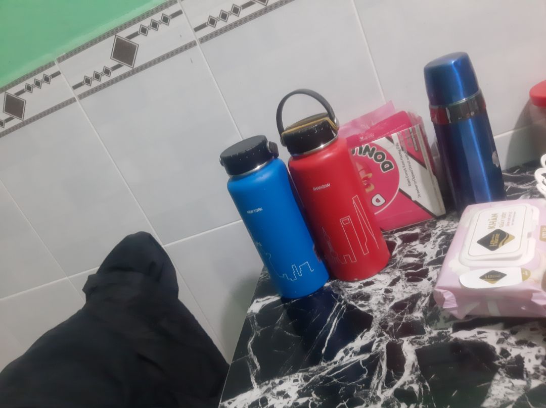 Đây là lần thứ 2 mình mua bình này rồi nè! Lần đầu mình mua là bình màu đỏ mình mua lại bình mới là vì mình khá hậu đậu nên làm rơi bình hoài có lần mình làm rơi bình xuống thì đập ngay con ốc của cái bình nên nó bị vỡ cái nắp. Bình có 1 cái lưới lọc mình lỡ làm rơi nó xuống cống và không tìm lại được🥲🥲 Nhưng mà mình lấy dây thun buộc lại cái nắp thì vẫn xài ổn áp lắm nhé. Kinh nghiệm 4 năm trời xài bình này thì mình đổ nước sôi vào tầm 5 6h chiều thì đến sáng hôm sau tầm 8 9h sáng nước còn ấm ấm. Còn nước lạnh thì chiều tầm 3 4h mình đổ đá vào đầy bình thì đến trưa hôm sau tầm 10h nước vẫn còn lạnh và còn đá li ti. Nói chung hồi đó mình mua bình có 279k à quá rẻ so với giá hiện tại luôn á. Mà bỏ ra nhiêu đấy tiền mà xài được 4 năm thì quá ok dồi. Nhẽ ra có thể xài lâu hơn nếu mình không làm bể cái nắp và mất cái lọc. À mọi người có mua thì nhớ mua thêm cây rửa bình nhen để rửa ở đáy bình không nó bám dơ lại rất khó vệ sinh í. 
Đó là trải nghiệm của mình. Mong mọi người sẽ có trải nghiệm tốt như mình nhen