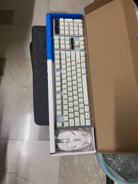 Bàn phím rất êm và đẹp
Chuột hơi lag nhẹ nhưng cũng được
Ko biết bền ko nhưng thấy rẻ đó, giao hàng nhanh nữa