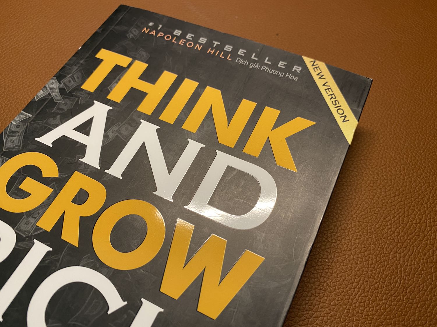 Sách được đóng gói từ tiki và còn mới nguyên ít bị cong vênh mép do tiki đóng sách vào hộp khá rộng.
Nội dung sách được dịch giả viết dễ hiểu và lồng vào những ví dụ thực tế ngoài cuộc sống vào từng chương của sách. Mình cũng đọc qua cuốn 13 nguyên tắc của Napoleon Hill nhưng quyển này viết thêm 3 nguyên tắc và phù hợp với thế kỷ hiện nay.
Quyển này sẽ dành cho những ai đã và chưa đọc "Think and Grow Rich" - Napoleon Hill phiên bản cũ.
Quyển sách này xứng đáng có trong mỗi tủ sách của mỗi người !