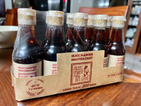 Nhà bán giao hàng nhanh chóng và đóng gói cẩn thận. Chai thủy tinh nhỏ nhắn, phù hợp với người đi du lịch nước ngoài cần mang theo gia vị chấm Việt Nam. Vị nước mắm có phần thiên ngọt, có vẻ là khẩu vị chung của nước mắm Phan Thiết.