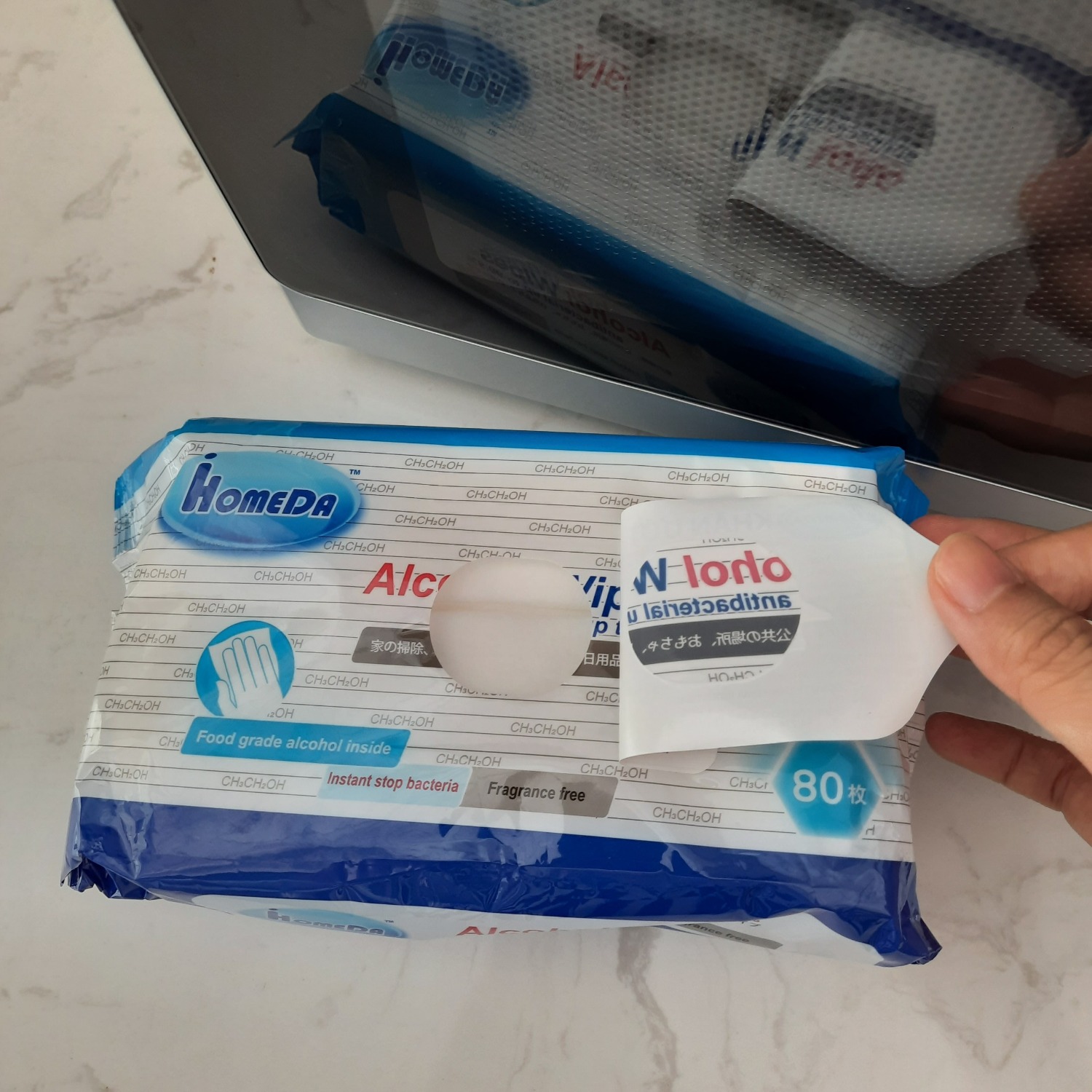 Sản phẩm chất lượng, dùng lau đồ dùng rất sạch, đặc biệt là điện thoại hay laptop, chuột vi tính hay tay năm cửa. 
Mùi cồn nhẹ, không hăng, lau tay không cảm thấy kích ứng hay bỏng rát, dùng rất yên tâm. Đóng gói cẩn thận, Tiki giao hàng rất nhanh, mới đặt hôm nay ngày mai đã giao rồi. Cảm ơn shop. Cho 5 sao.