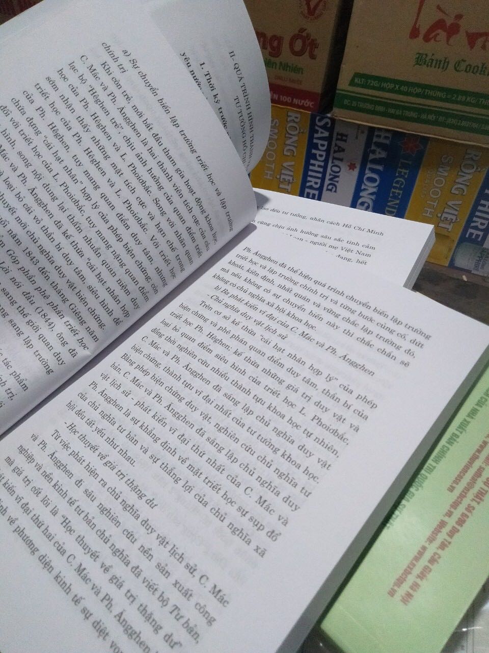 Giao hàng nhanh, đóng gói chắc chắn, đúng và đủ sách tuy nhiên sách có 1 vài vết bong tróc