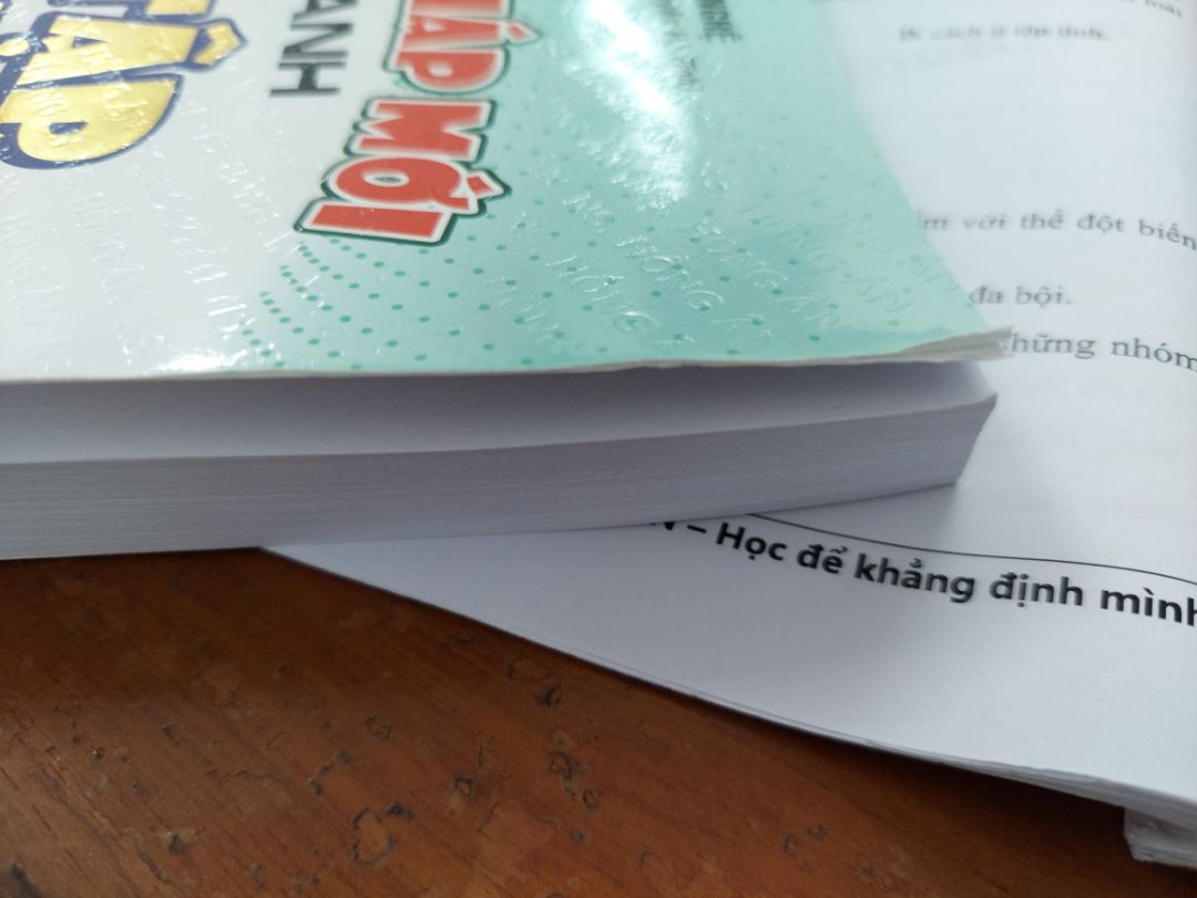 Sách in mờ, gói hàng không kĩ nên bị gãy  mép, gãy góc sách tùm lum