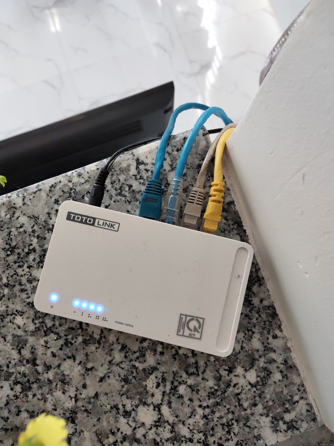 Tìm trên mạng tốc đô gigabit toàn những con ít nhất 8 cổng trở lên. Nếu cần switch cho khoảng 4 thiết bị trở lại mà tốc độ cao Gigabit thì con này quá tốt (và cũng chỉ có totolink), giá cả cũng hợp lý. Ở nhà cũng đang sử dụng con router Totolink ( hơn 5 năm) và extender cũng mấy năm nay thấy rất tốt chưa bị lỗi gì