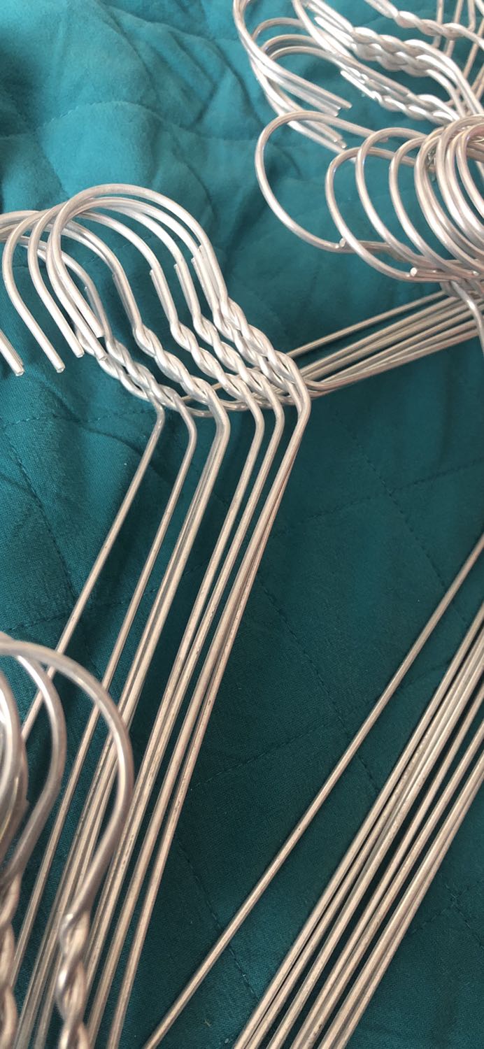 xuề xoà ok thôi nhưng nên ghi chuẩn, mỗi bao có 9 tổng 36 chiếc là 10% mỗi đơn r. Móc ok hơi mảnh treo đồ nhẹ nhàng