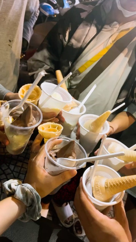 Sách dày, giấy xịn, hơi nặng 1 xí, nhưng chất lượng ok
Chỉ là sách không có câu chuyện “người thổi sáo thành hemelin” (chắc có lẽ câu chuyện không phải của Grinn)