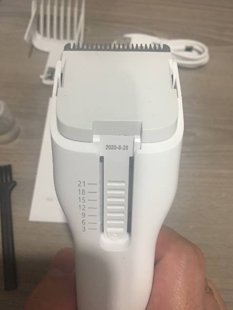 Sản phẩm rất phù hợp cho mùa dịch Covid luôn. Tóc thì dài quá nên nhờ có tông đơ này mà mọi căng thẳng trên đầu đều tan biến nhé.
Máy có nhiều nấc để cắt tóc dài ngắn khác nhau. Hiện mình cắt tròn hết đầu với 2,1 cm. 2 bên và sau gáy thì cắt 3mm. Khá là nhanh và tiện lợi nè.
Còn được tặng khăn choàng cắt tóc khi mua nữa nên rất là tuyệt vời nè.