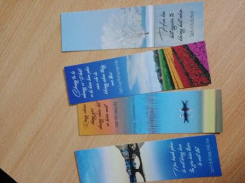 Bìa dập chữ nổi, cứng cáp rất đẹp. Hình vẽ có màu, dễ hiểu, có tặng kèm thẻ đánh dấu 👌