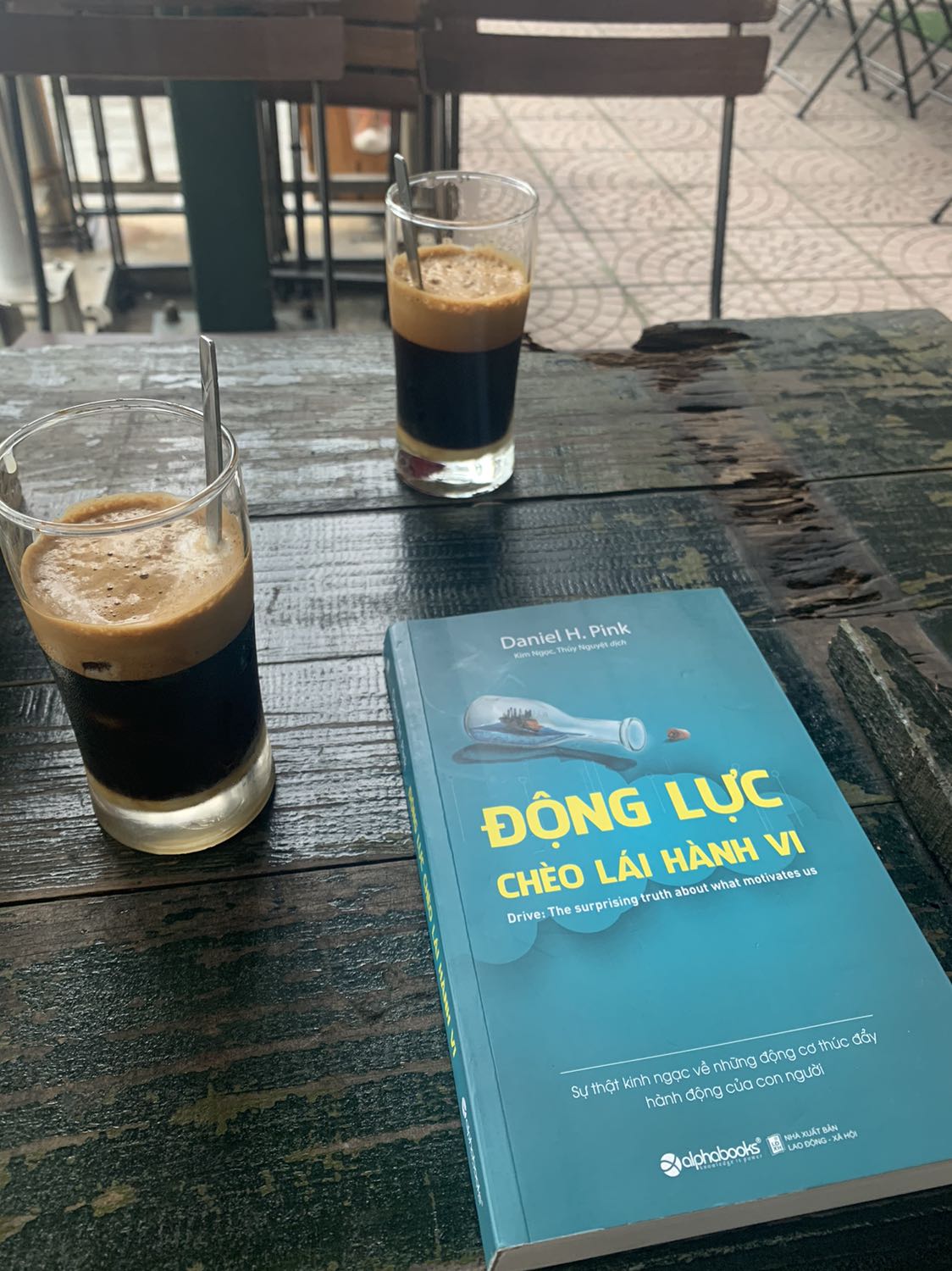 Một trong những cuốn sách rất hay về động lực từ bên trong. Sách thiết kế đẹp, đóng gói cẩn thận, vận chuyển nhanh.