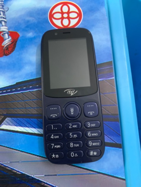 Dùng ổn áp nhưng hơi lag xíu ko đáng kể, màn hình hơi mờ khi xem YouTube với cả đặt màu đen nhưng về màu xanh vì dùng ổn nên vx cho 5 sao