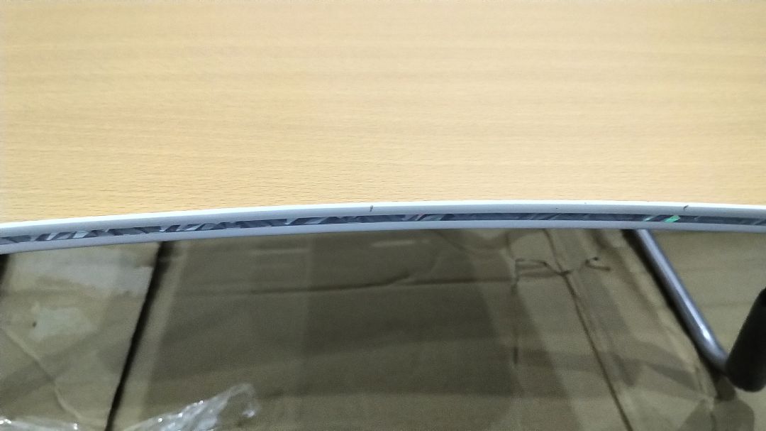 Có vết mẻ trên mặt bàn. Chân bàn trông xỉn. Giá vậy thì cũng không thể đòi hỏi gì hơn. Tạm hài lòng