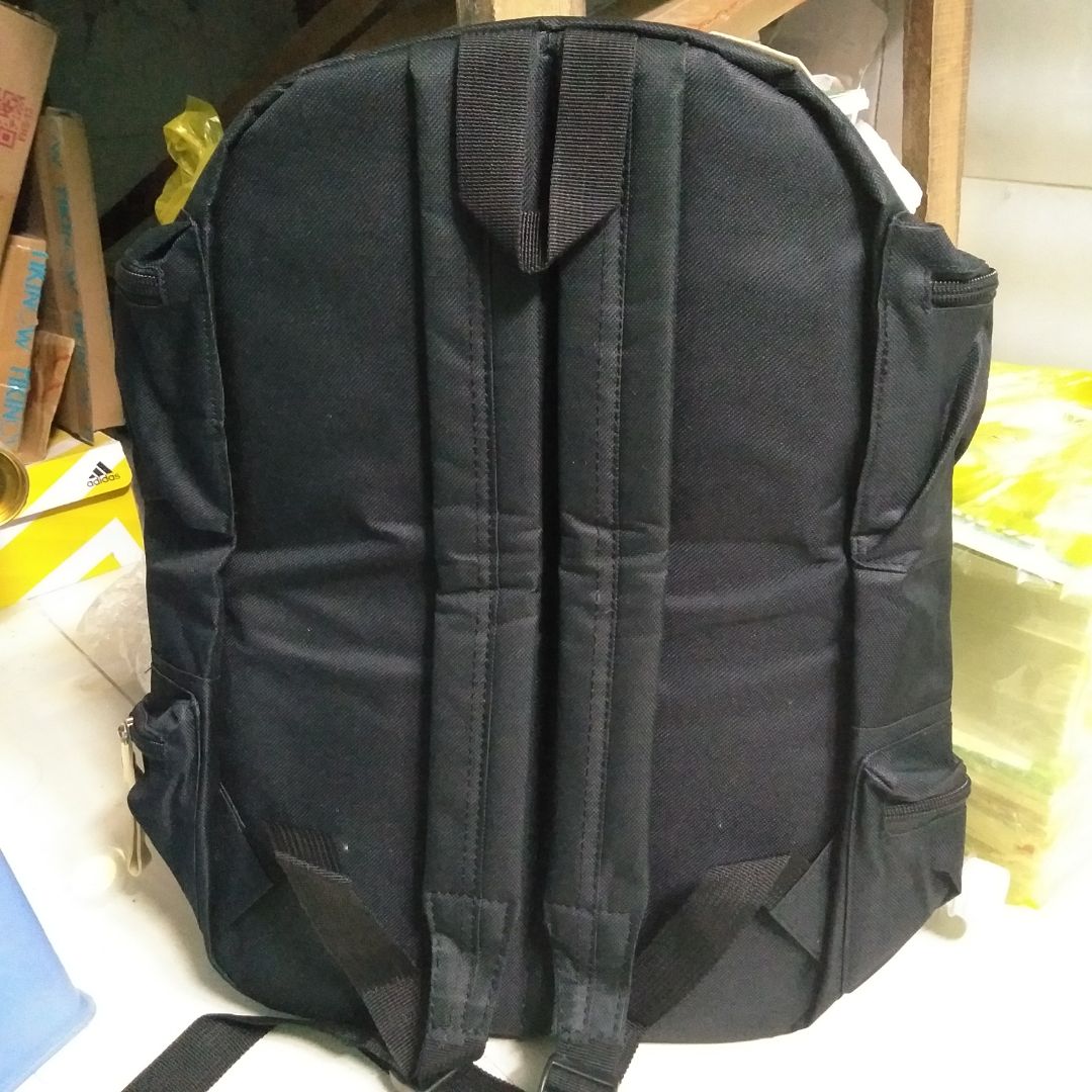 Giao hàng oki đúng mẫu, cặp rất to đựng rất nhiều đồ nha, có điều với kích cỡ 45x33 như vậy mà dây đeo thì hơi nhỏ so với tổng thể, tầm giá 99k là oki rồi ? chưa sài nên không bit bền hay ko ?