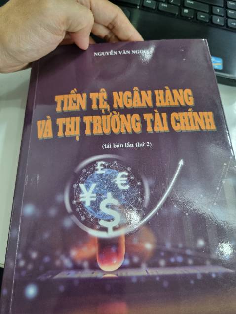 Giáo trình này rõ ràng là của tác giả nước ngoài viết. 
Nội dung và các ví dụ minh họa cách đây 20 năm.
Đại học ktqd in lại nhưng ko để tên gốc của tác giả. Vẫn liên tục tái bản để giảng dạy cho sv việt nam.
Đạo văn rồi cho tên của mình vào. Xong