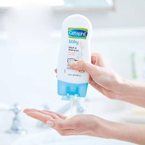 Khi sử dụng thì sữa tắm gội Cetaphil Baby tạo ra bọt, khi dội lại bằng nước thì da bé rất sạch, không bị cảm giác nhờn dính bám lại và cũng không sạch kiểu kin kít như các sản phẩm sữa tắm tẩy rửa mạnh bởi Cetaphil rất nhẹ dịu