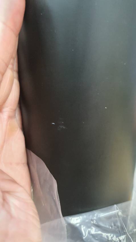 Có 1 vết thương nhỏ, không để ý là có lúc nào. Thoai không sao, mới dùng, cũng chưa đánh giá hết đc,