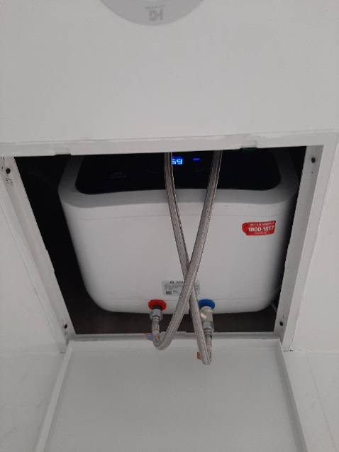 Giao hàng đúng hẹn, free lắp đặt nên đỡ tốn kém, thợ lắp dễ thương, nhiệt tình. Hàng nguyên đai nguyên kiện. Máy lắp xong tế thì thấy đúng như giới thiệu. Có 7 lần bảo trì nên cũng khá ytam. Máy lỗi vẫn đổi trả bình thường.