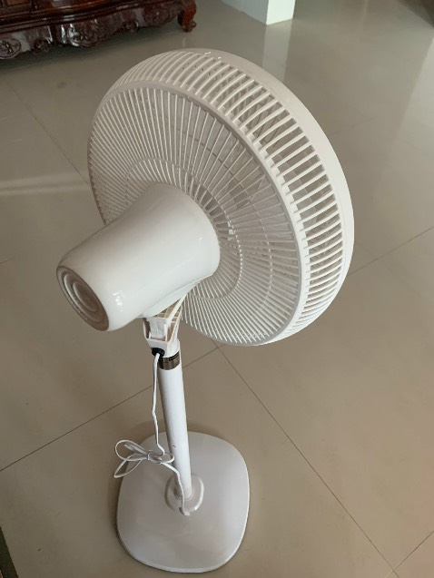 Dùng 1 thời gian rồi giờ mình mới review, quạt so với tầm gia thì chất lượng hơn hẳn,  khung quạt đẹp, nút nhạy, có remote, quạt gió mạnh và mát. rất thích kiểu dáng quạt này luôn. có quét mã kích hoạt bảo hành nha mọi người. sẽ còn ủng hộ shop