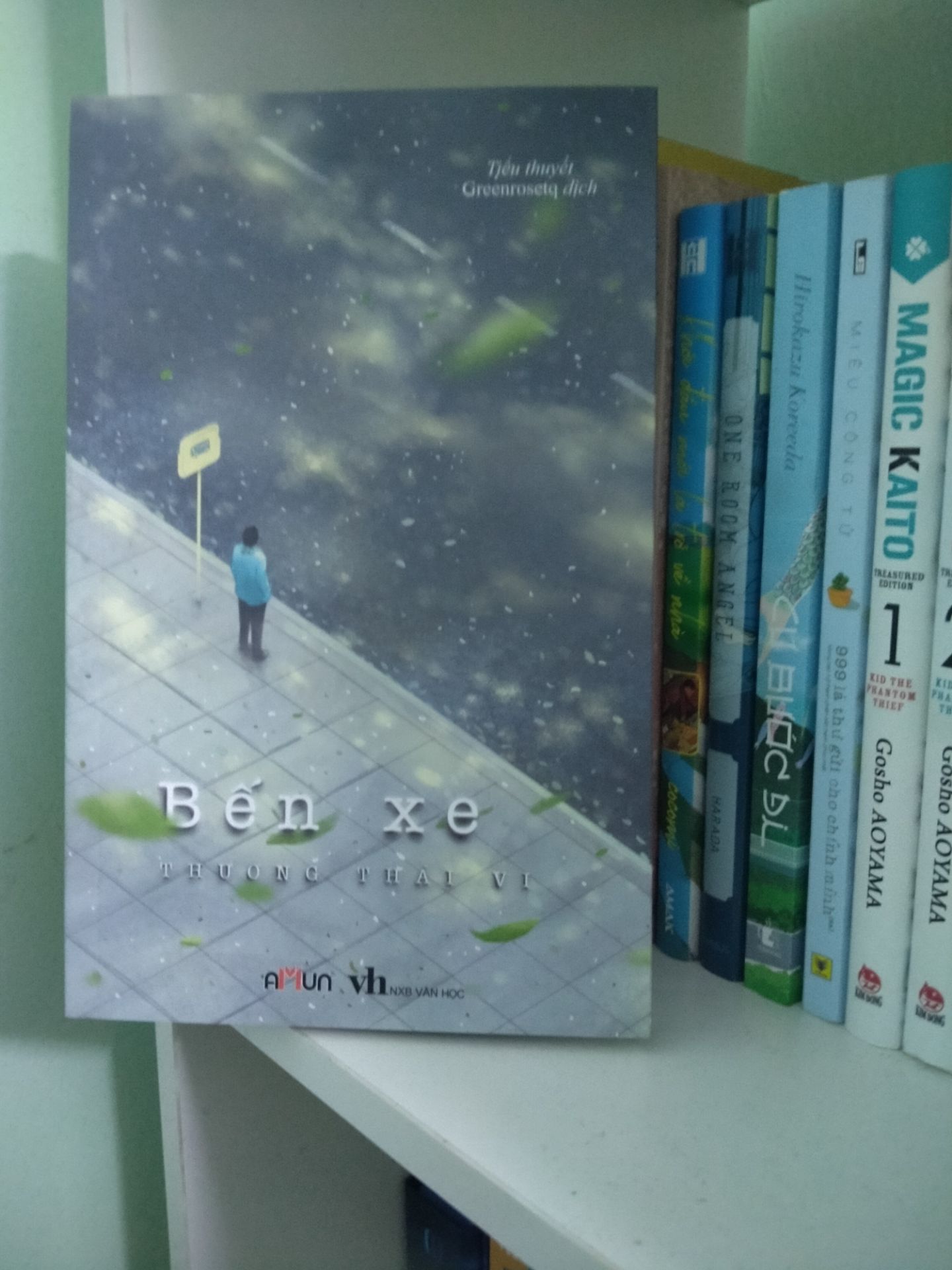 sách đẹp lắm ,giao hàng siêu nhanh 
xin trích một đoạn nhỏ của sách 
"Danh dự là gì ? nói trắng ra ,danh dự chính là cách nhìn của người khác về bạn .Bạn có danh dự hay không, không phải vấn đề bạn có trong sạch hay không ,mà là vấn đề người khác có công nhận bạn hay không. Vì vậy từ xưa đến nay,rất nhiều người dùng cái chết để chứng minh sự trong sạch và bảo vệ danh dự của bản thân .Cách làm này tuy tiêu cực nhưng rất hữu hiệu. bởi trong hiện thực cuộc sống ,con người không dễ thông cảm cho người sống ,mà dễ thông cảm cho người chết .Con người thường nhớ tới khuyết điểm của người sống .Một khi người đó chết đi ,con người sẽ dễ nhớ tới ưu điểm của họ. Vì vậy dùng cái chết để chứng minh sự trong sạch ,tuy phải bỏ cả mạng sống nhưng phần lớn có thể đạt được mục đích. Chỉ là ,khi mỗi sinh mệnh sống tìm cách bảo vệ danh dự,càng nghiệm chứng một cách sâu sắc sự tàn khốc của xã hội"
