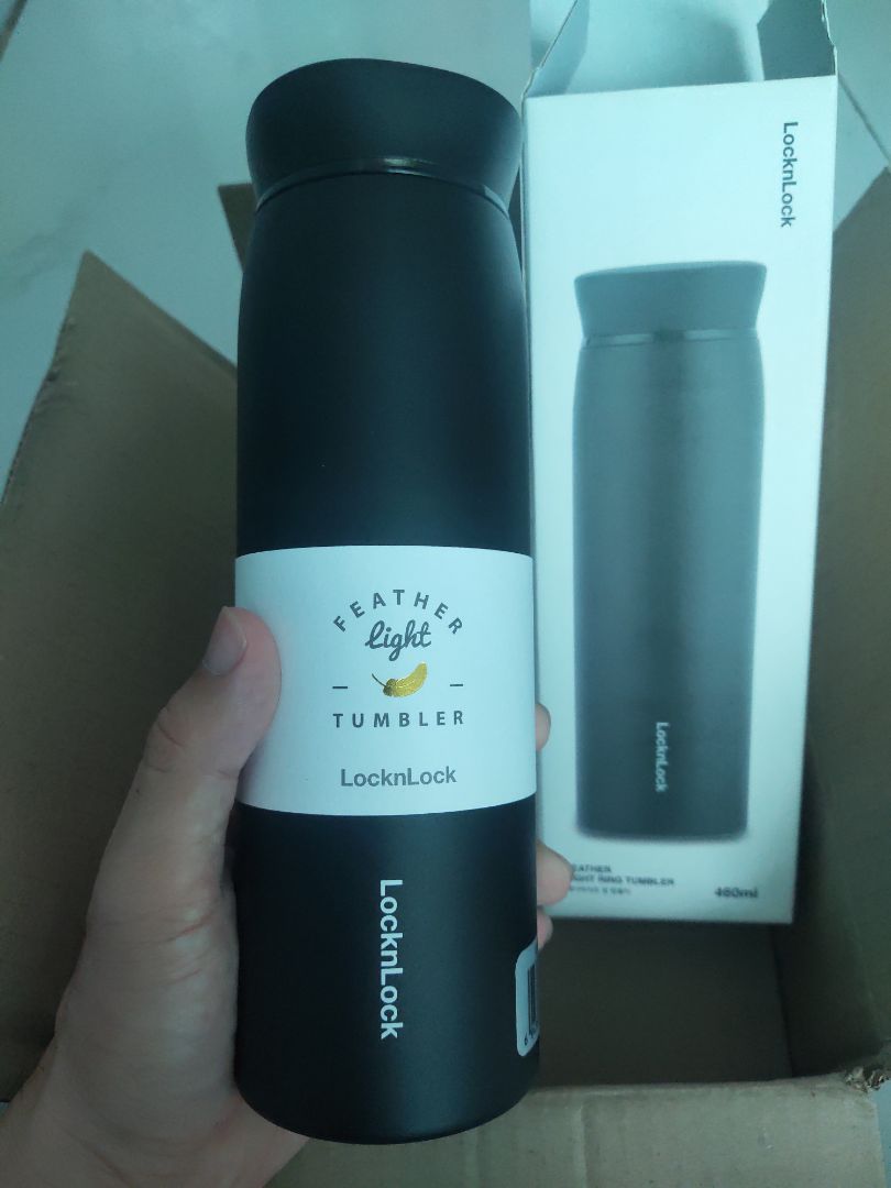 Giao đúng mẫu mã. Màu đen nhìn đẹp, sang trọng. Vỏ bình hơi nhám, không sợ bám mồ hôi, vân tay. Chất lượng giữ nóng lạnh thì phải sử dụng mới đánh giá được.