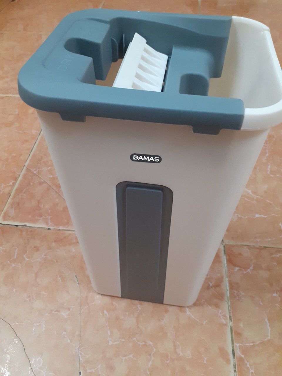 Shop giao hàng nhanh. Đóng gói kỹ càng cẩn thận. Bộ lau nhà khá là đẹp, thùng lau có vẻ chắc chắn. Chổi lau cầm chắc tay, thoải mái khi dùng. Lắp các bộ phận với nhau cũng dễ. Thùng lau nhà có sẵn 2 ngăn giặt và vắt riêng. Vắt nước nhanh khô, không tốn sức lắm. Mình thấy cũng dễ sử dụng, lau dọn nhà cửa đỡ vất vả hơn. Mình mua về để thay thế bộ lau nhà cũ mà vợ ưng quá chừng. Nên mua nha mọi người ơi.