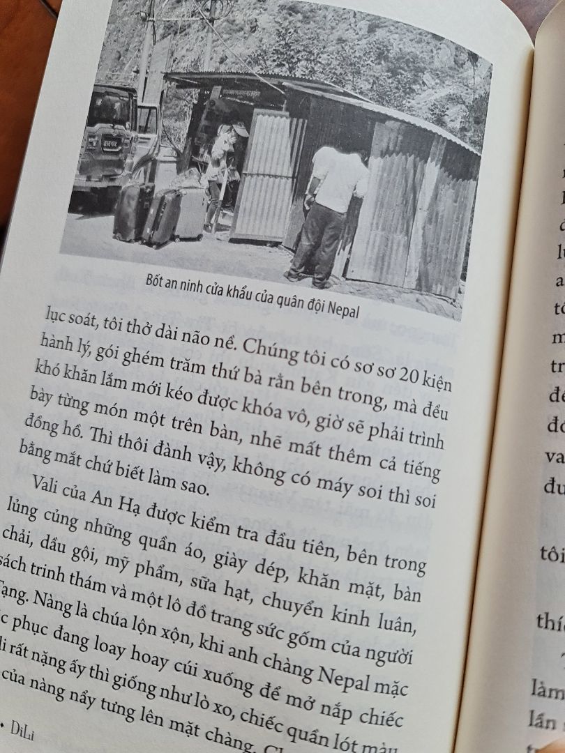 Những trải nghiệm văn hóa tuyệt vời mà không 1 khách du lịch thông thường nào có thể có dịp trải nghiệm. 1 cuốn sách rất đáng đọc cho những ai thích sự dịch chuyển. Tiki giao sách nhanh và mình rất thích gói bọc sách của Tiki ?????