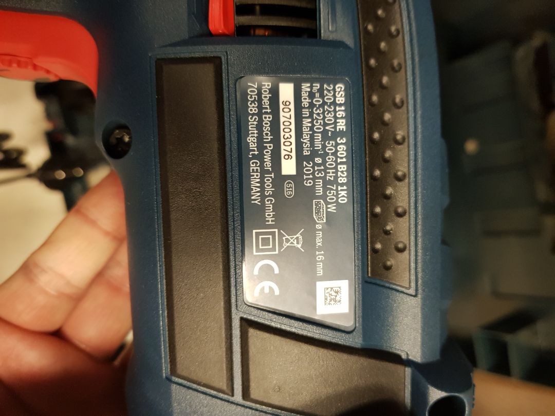 Nhận hàng đúng hẹn, bọc một lớp mút cảm giác không được cẩn thận, vỏ hộp bụi và hơi cũ. Tuu nhiên khoan mới, acitve bảo hành chính hãng, chạy ổn định, phù hợp dùng gia đình, hàng sản xuất malaysia.