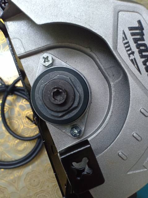 Đã nhận đươc hàng nhưng không thể mở được con ốc này, cứng ngắt, làm sao gắn lưỡĩ cưa để xài đây shop ơi?