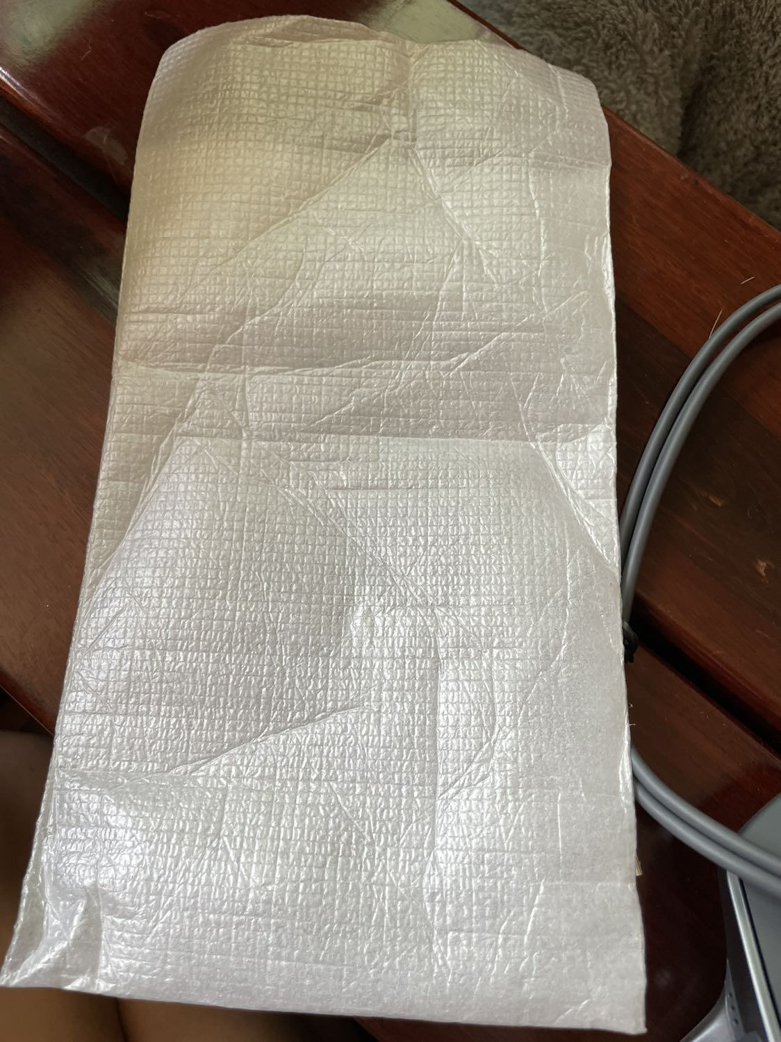 Shop bán hàng cũ cho mình, chuột đã bóc hộp và dùng bóng loáng, dưới đáy đã có vết xước, túi giấy cũ nhàu nát. Tôi trả hàng.