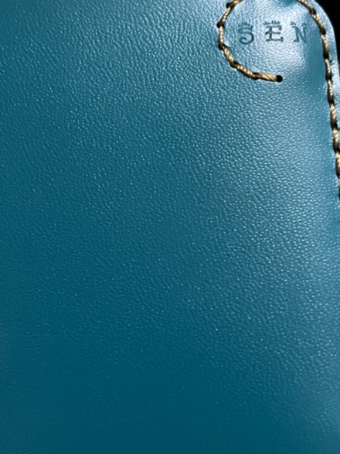 màu xanh rất đẹp, có mùi đặc trưng của da thật, đường chỉ may nổi bật, nhỏ gọn rất dễ cầm, tuy nhiên đóng hộp còn sơ sài qua quýt kiểu như bị nhét vào hộp vội vàng, độ bền chưa biết.