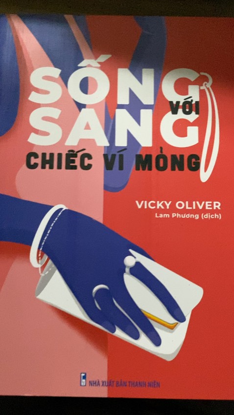 Bìa màu hồng siêu xinh, mình thấy và cầm thử bìa màu đen rồi nhưng vì cuốn sách dựa theo trực giác nên cũng chọn bìa theo trực giác luôn, bìa hồng thu hút mình. Bìa kiểu sần không dễ dơ và chất liệu dễ lau vết bẩn nếu có, 10 điểm cho chiếc bìa. Sách của tiki giao còn mới, đóng gói cẩn thận và rất nhanh, mình đặt khuya qua là sáng hôm sau có liền luôn. Còn về nội dung và hiệu quả thì tuỳ vào khả năng kết nối của mỗi người, làm theo hướng dẫn trong sách và như lúc mình đi coi tarot là được. Câu trả lời thì có khi vào thẳng có khi gián tiếp, theo mình thì sách trả lời được câu hỏi của mình. Tuỳ diễn giải theo suy nghĩ mà đưa ra quyết định, sách giống như sự hướng dẫn để mình ít đi sự do dự và lo lắng