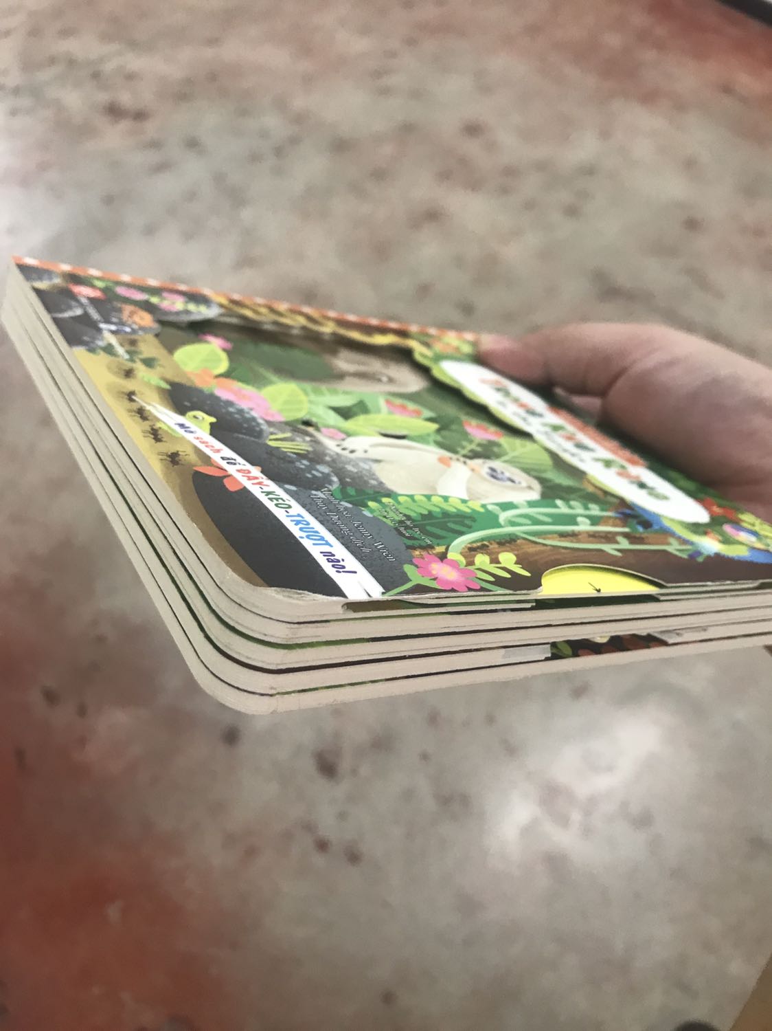 Sách nội dung hay.
Nhưng sản phẩm mình nhận không như mong muốn bị rách ở góc và ở mép bị cong lên thế này đây