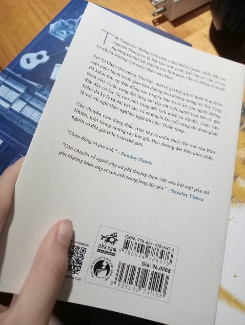 Hân Nhiên thì khỏi bàn, sách của tg này lúc nào cũng chất lượng hết, nhưng mà đóng gói sao mà... Xót xa quá vậy ạ, lúc mình nhận về chỉ mỗi sách không thôi, không có chống sốc hay gì luôn, nhma vì sách không bị làm sao nên mình cũng không để ý, mong cải thiện