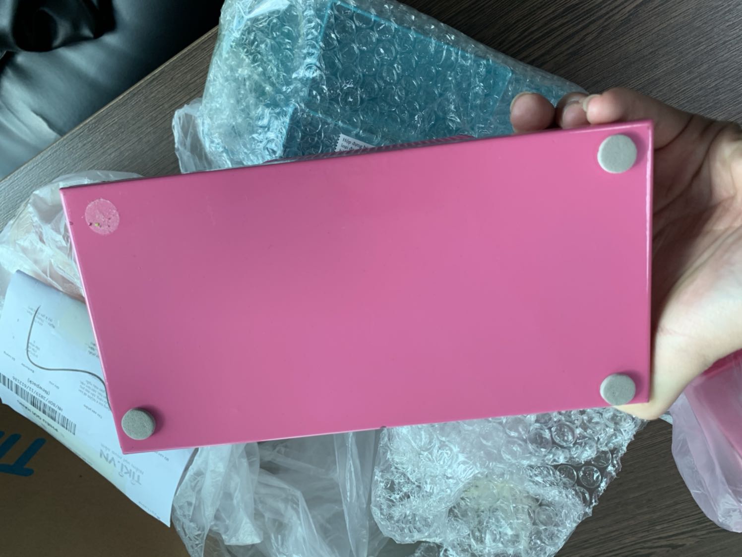 Mình đặt mua 03 cái đựng viết để bàn. 
Mở ra thì sản phẩm móp méo thế này đây. 
Sơn thì bong tróc lỡm chỡm, miếng đế phía dưới thì mất một cục.
Đề nghị Tiki sớm thu hồi sp và đổi cho mình cái mới đàng hoàng nhé.